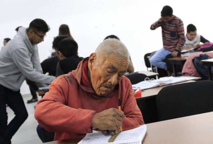 Abuelito de 84 años escribiendo en su libreta 