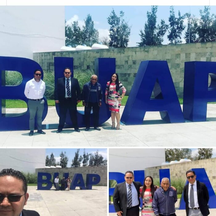 Abuelito de 84 años que se graduó de Ingeniero posando frente a la universidad 