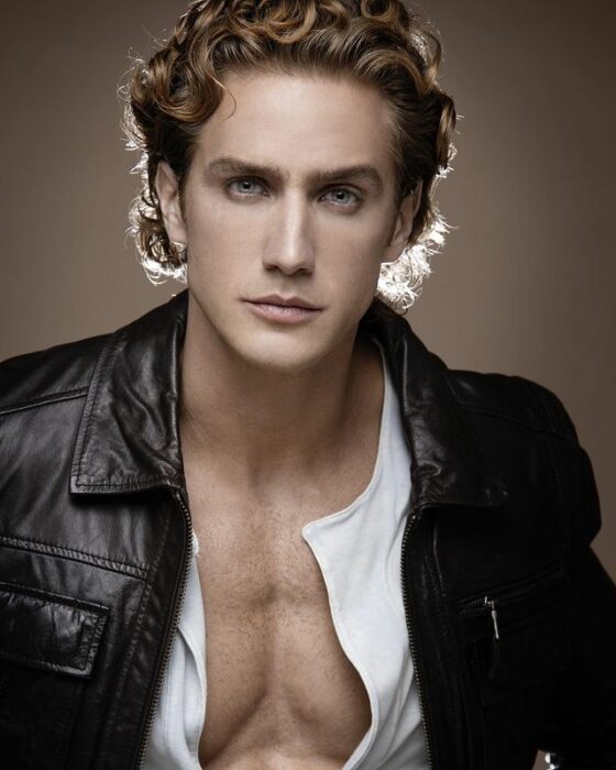 Eugenio Siller posando para una fotografía 