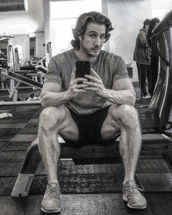 Eugenio Siller posando para una fotografía 