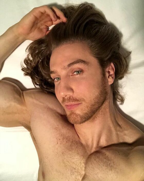 Eugenio Siller posando para una fotografía 