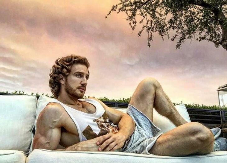 Eugenio Siller posando para una fotografía 