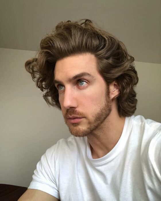 Eugenio Siller posando para una fotografía 