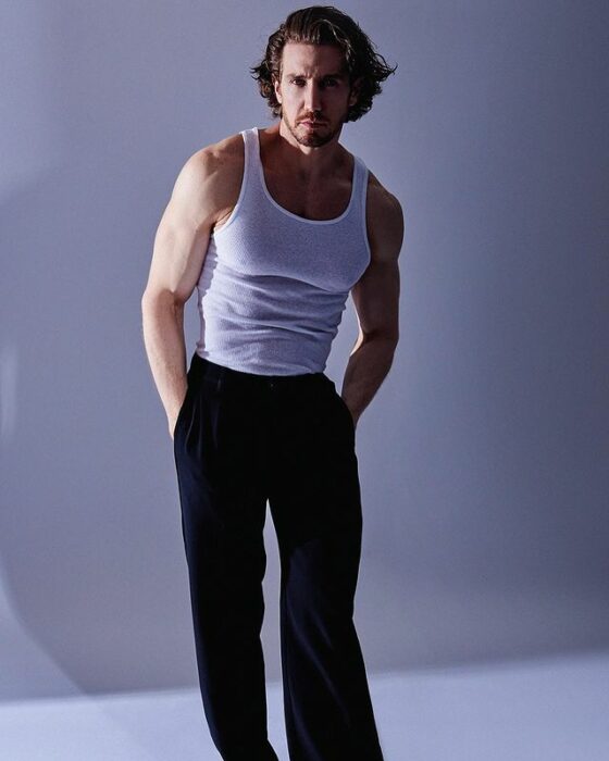 Eugenio Siller posando para una fotografía 