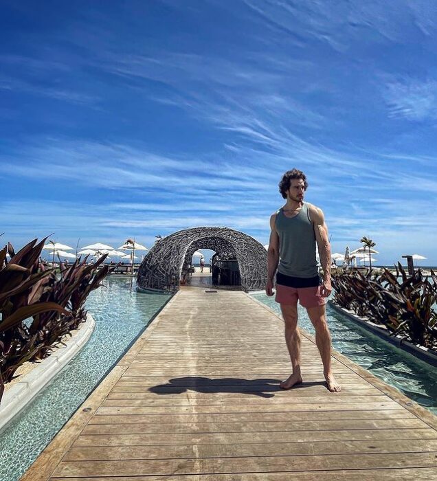 Eugenio Siller posando para una fotografía 