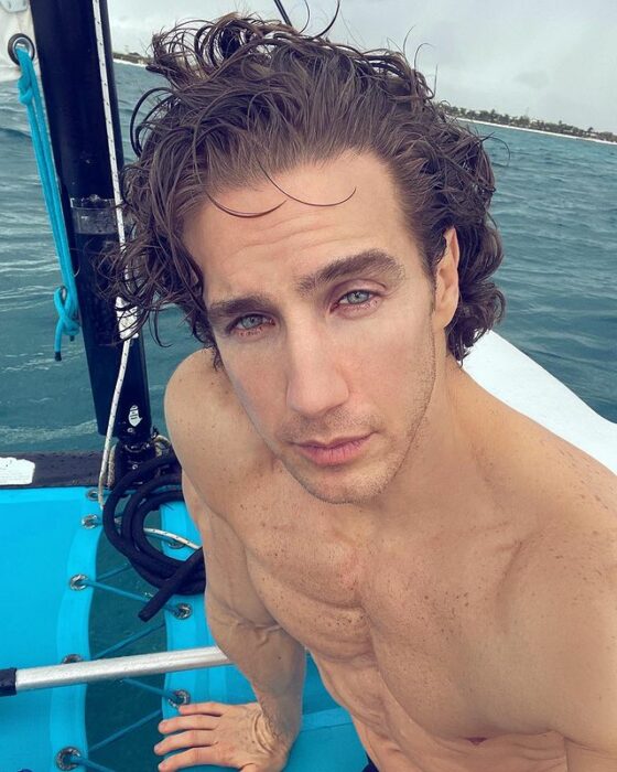 Eugenio Siller posando para una fotografía 