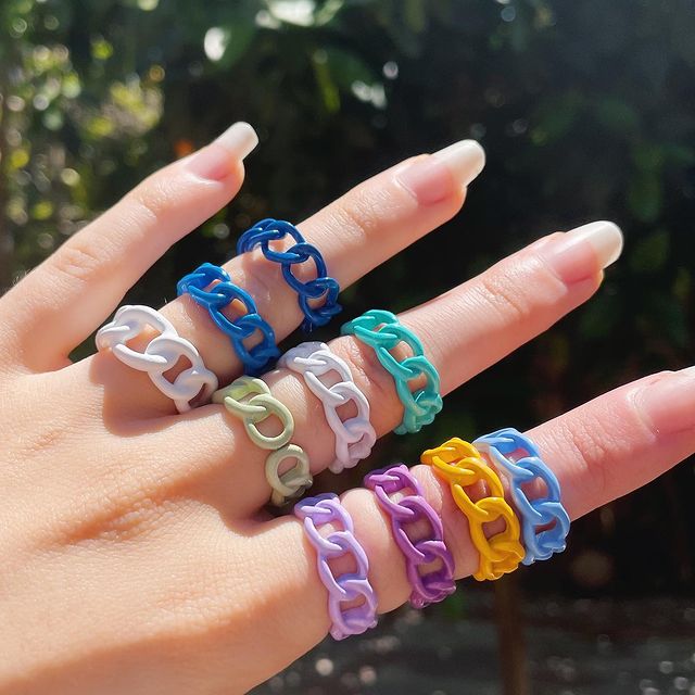 anillos de acrílico en forma de cadena ;17 Anillos 'chunky' a los que deberías darle una oportunidad