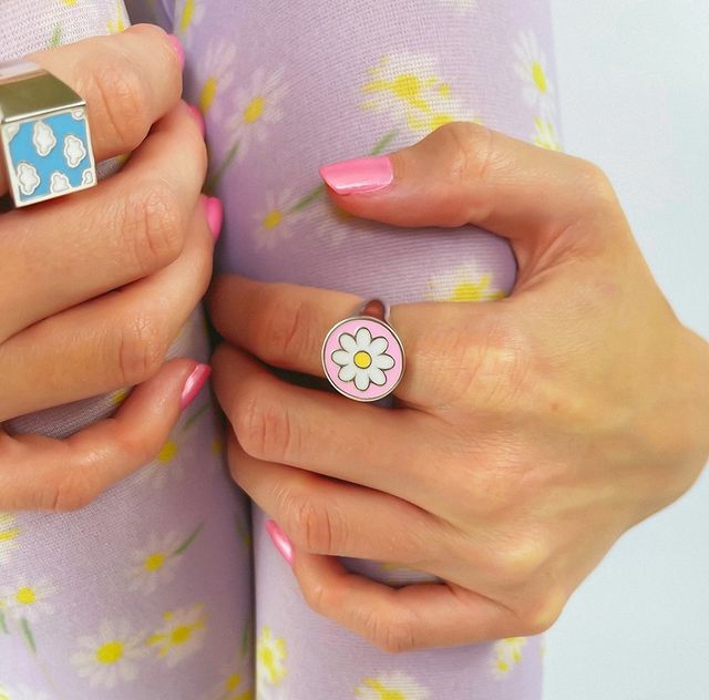 anillos de acrílico con estampados noventeros ;17 Anillos 'chunky' a los que deberías darle una oportunidad