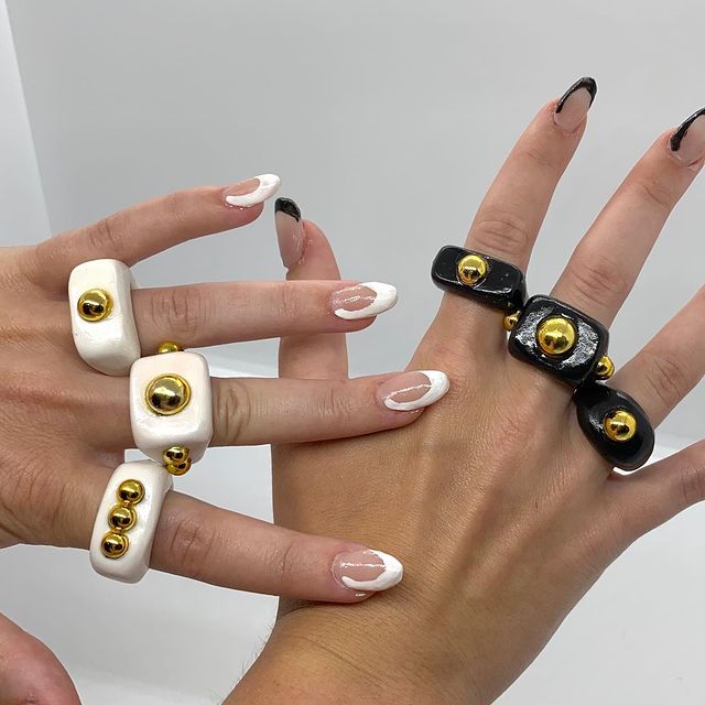 anillos de acrílico en tonos blanco y negro ;17 Anillos 'chunky' a los que deberías darle una oportunidad