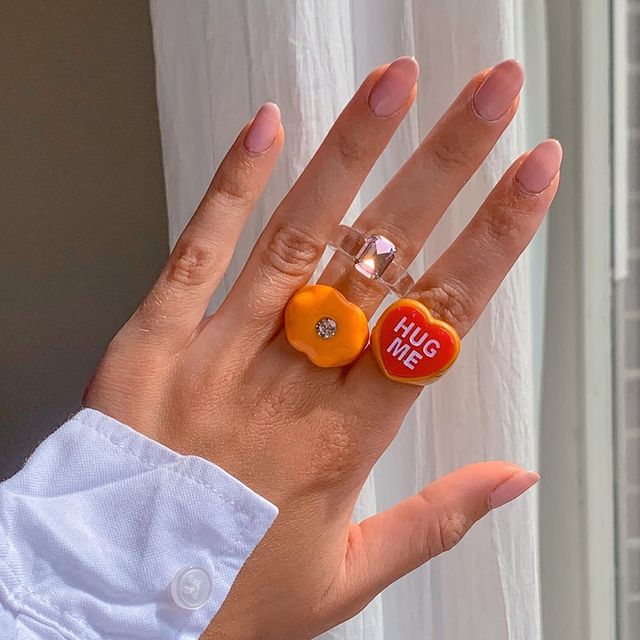 anillos de acrílico en tono naranja ;17 Anillos 'chunky' a los que deberías darle una oportunidad