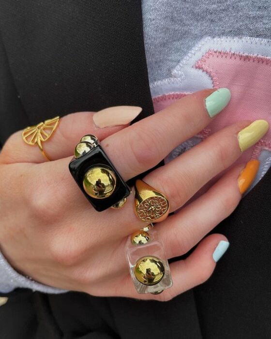 anillos de acrílico en tonos negro y dorado ;17 Anillos 'chunky' a los que deberías darle una oportunidad