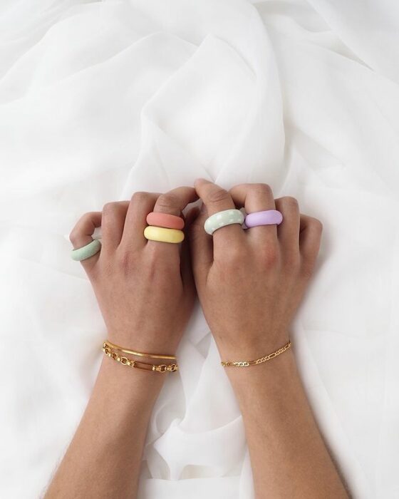 anillos de acrílico en tonos pastel, lisos ;17 Anillos 'chunky' a los que deberías darle una oportunidad