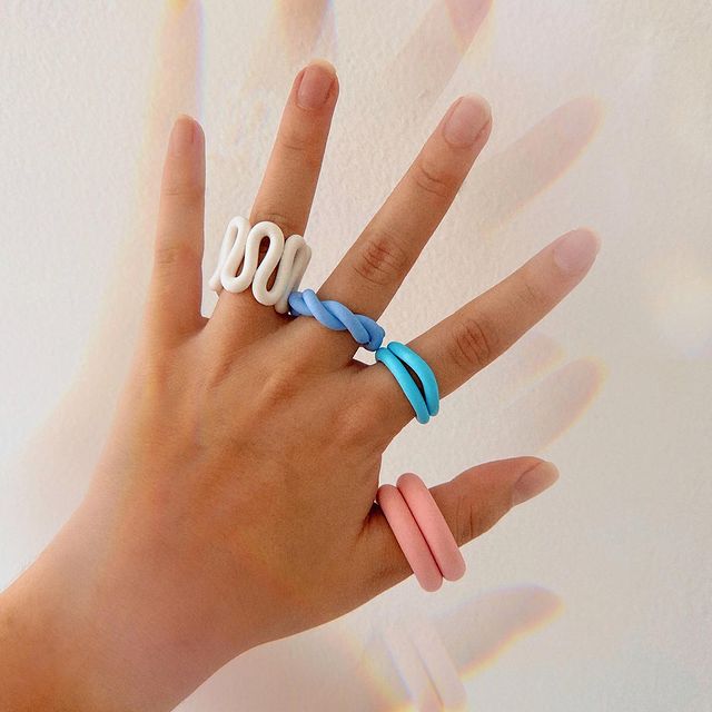 Anillos de acrílico con líneas pastel ;17 Anillos 'chunky' a los que deberías darle una oportunidad