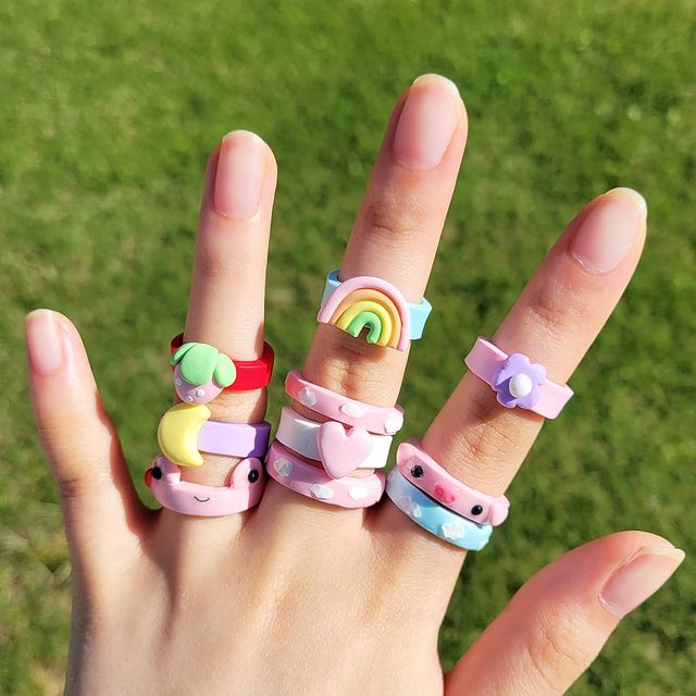 anillos de acrílico con arcoíris de colores ;17 Anillos 'chunky' a los que deberías darle una oportunidad