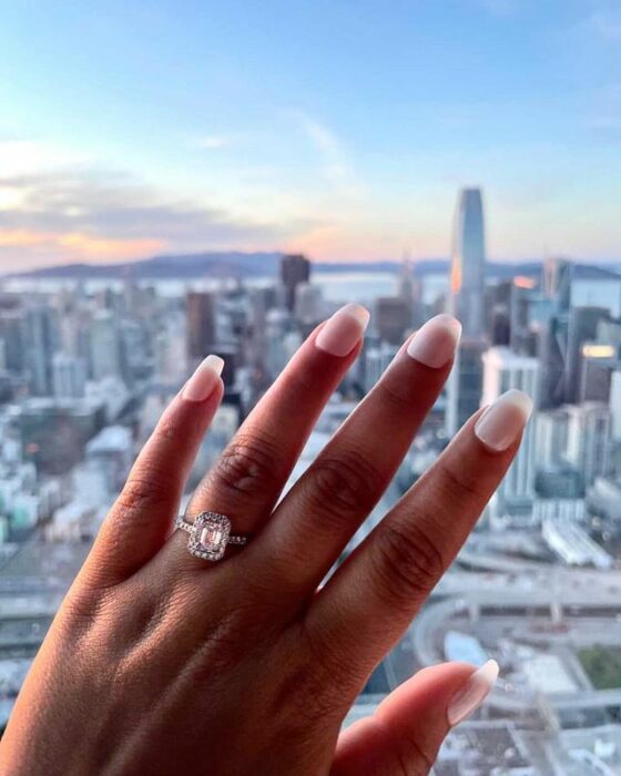 Anillo de compromiso en tono dorado con una piedra color transparente 