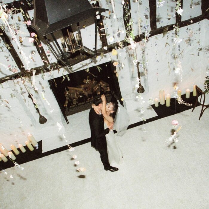 Ariana Grande y su esposo bailando; Ariana Grande revela las primeras fotos de su boda secreta con Dalton Gomez