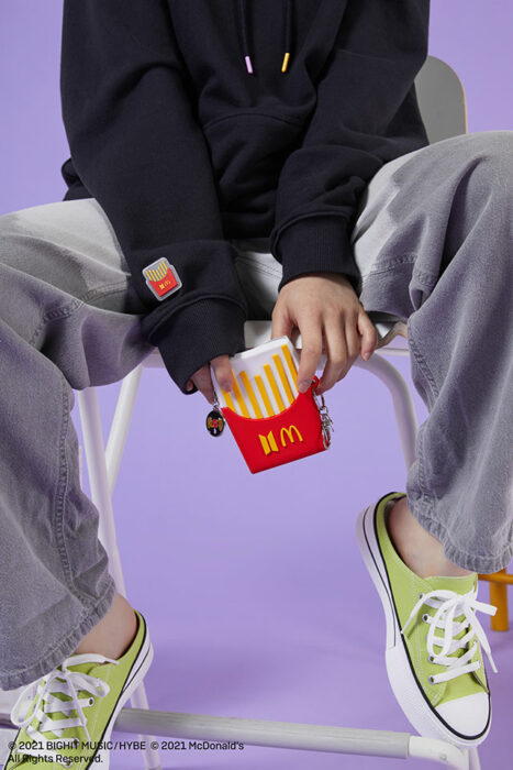 cartera en forma de papas fritas ;Army, preparate para comprar toda la colección BTS de McDonalds