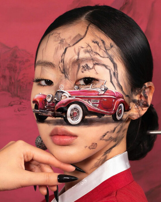 Artista Dain Yoon haciendo un maquillaje con ilusión óptica 