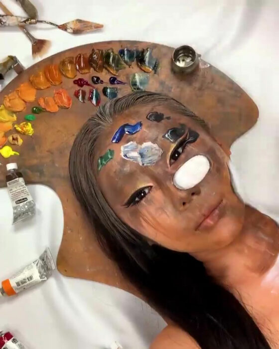 Artista Dain Yoon haciendo un maquillaje con ilusión óptica 