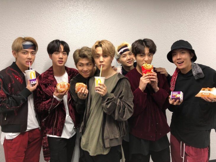 BTS posando para una foto promocional de BTS Meal