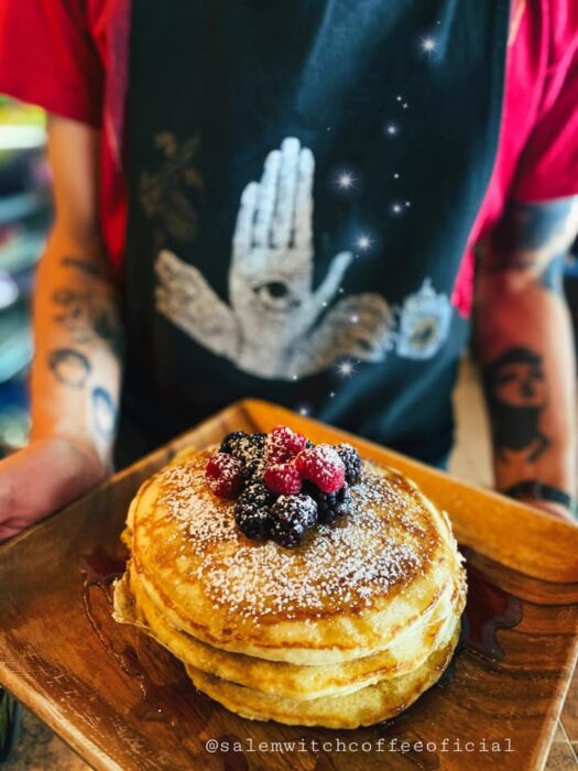 hot cakes con frutos rojos ;Esta cafetería inspirada en brujas sirve las mejores posiciones del mundo oscuro