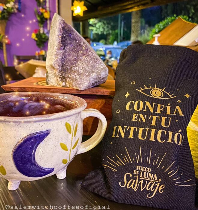 té de moras ;Esta cafetería inspirada en brujas sirve las mejores posiciones del mundo oscuro