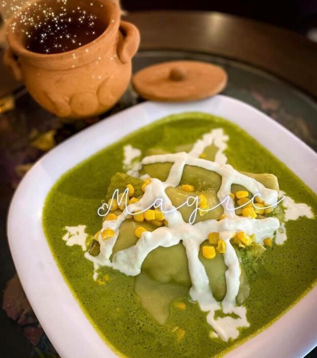 chilaquiles verdes con elote ;Esta cafetería inspirada en brujas sirve las mejores posiciones del mundo oscuro