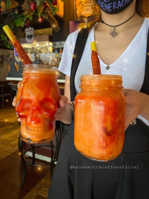 frappe tropical ;Esta cafetería inspirada en brujas sirve las mejores posiciones del mundo oscuro