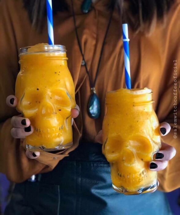 Vasos de cristal en forma de calavera con frappe de mango ;Esta cafetería inspirada en brujas sirve las mejores posiciones del mundo oscuro