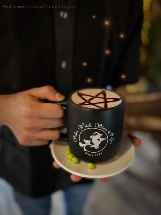 taza de café con espuma ;;Esta cafetería inspirada en brujas sirve las mejores posiciones del mundo oscuro