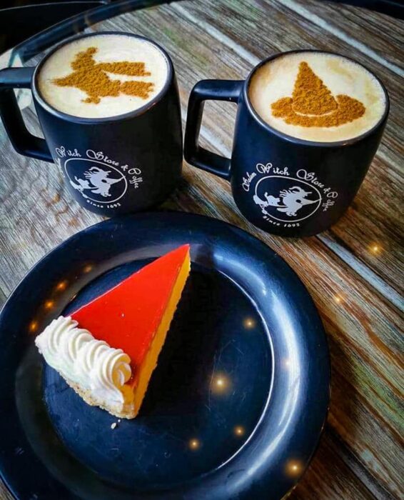 combo café con pastel de calabaza ;Esta cafetería inspirada en brujas sirve las mejores posiciones del mundo oscuro