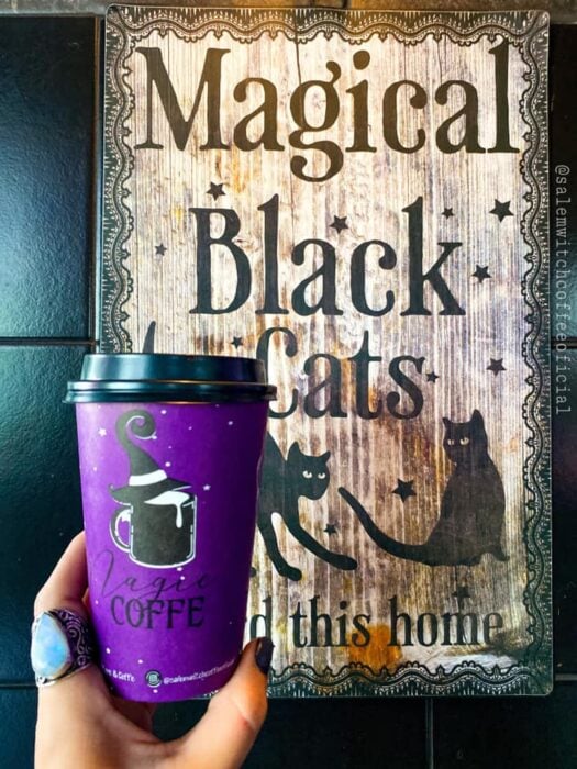 café para llevar ;Esta cafetería inspirada en brujas sirve las mejores posiciones del mundo oscuro