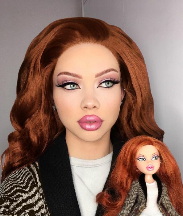 Chica imitando el maquillaje de una Bratz