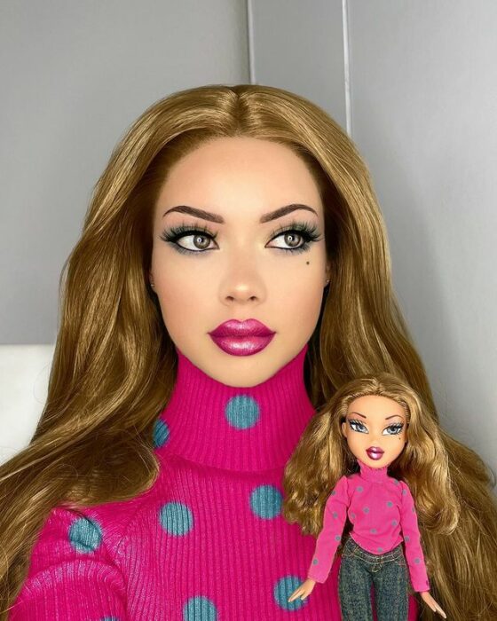 Chica imitando el maquillaje de una Bratz