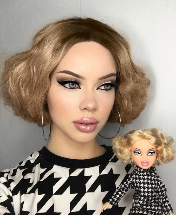 Chica imitando el maquillaje de una Bratz