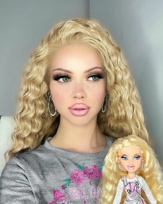 Chica imitando el maquillaje de una Bratz