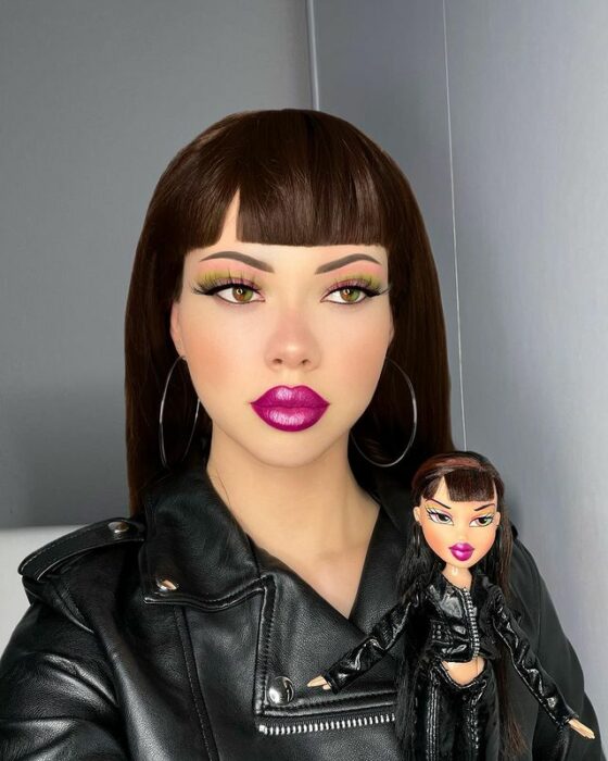 Chica imitando el maquillaje de una Bratz