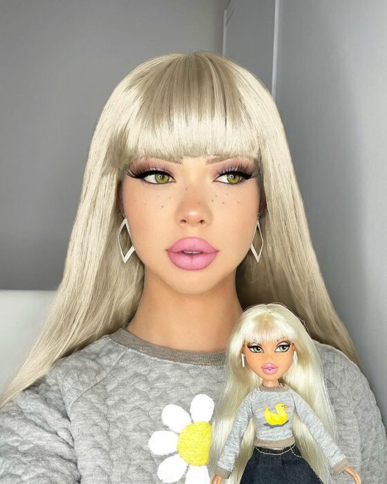 Chica imitando el maquillaje de una Bratz