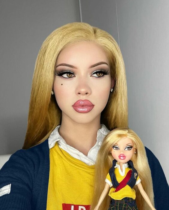 Chica imitando el maquillaje de una Bratz