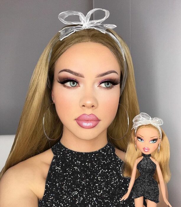 Chica imitando el maquillaje de una Bratz