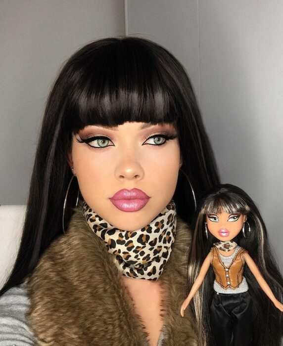 Chica imitando el maquillaje de una Bratz