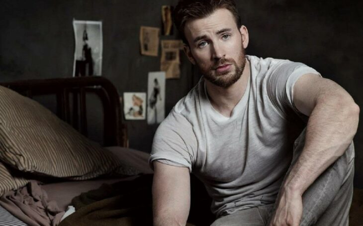 Chris Evans posando para una revista 