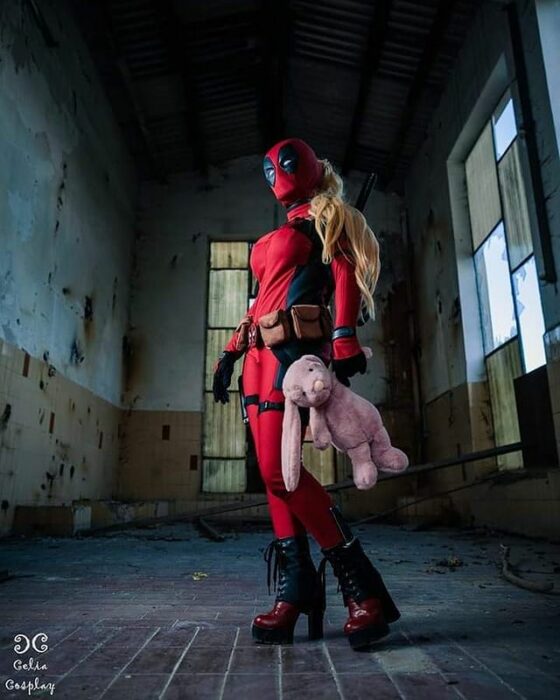 Celia cosplayer vestida de DeadPool