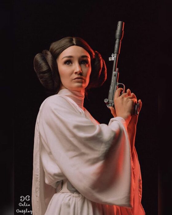 Celia cosplayer vestida de la princesa Leia de Star Wars 
