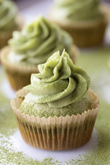 cupcakes con crema batida ;Deliciosas recetas de postres con té matcha