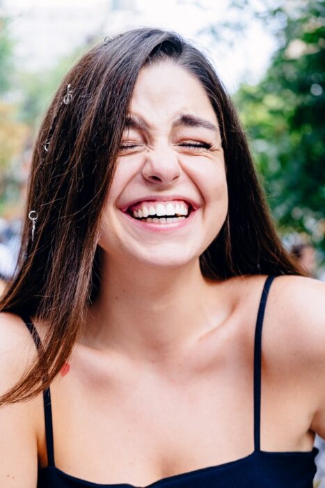 chica sonriendo mostrando sus dientes; Diseño de sonrisa, el procedimiento dental que las celebridades están amando