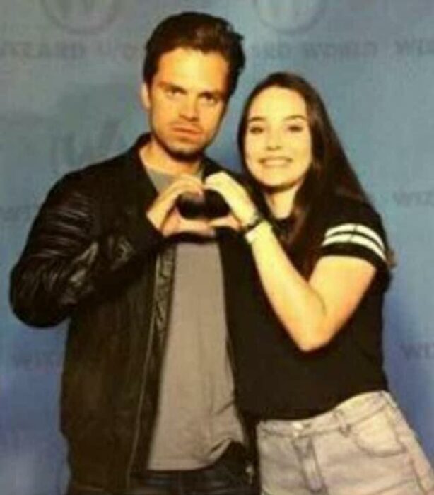 Sebastian Stan  haciendo un corazón junto a una fan ;Estas fotos de Sebastian Stan con sus fans te harán desear conocerlo en persona 