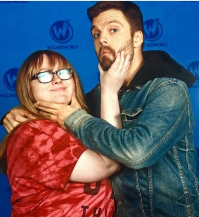 Sebastian Stan  sujetando a una fan del rostro ;Estas fotos de Sebastian Stan con sus fans te harán desear conocerlo en persona 