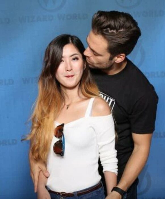 Sebastian Stan  abarzando a una fan por la espalda ;Estas fotos de Sebastian Stan con sus fans te harán desear conocerlo en persona 