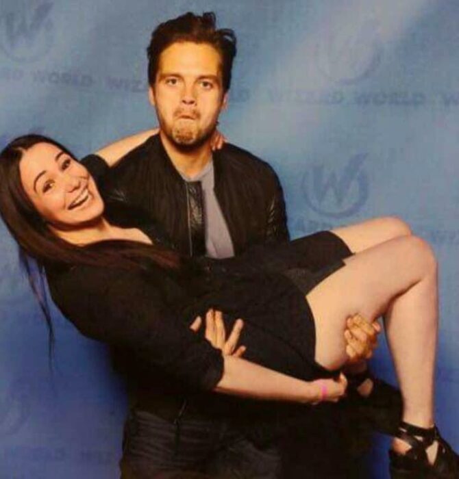 Sebastian Stan  cargando en brazos a una fan ;Estas fotos de Sebastian Stan con sus fans te harán desear conocerlo en persona 